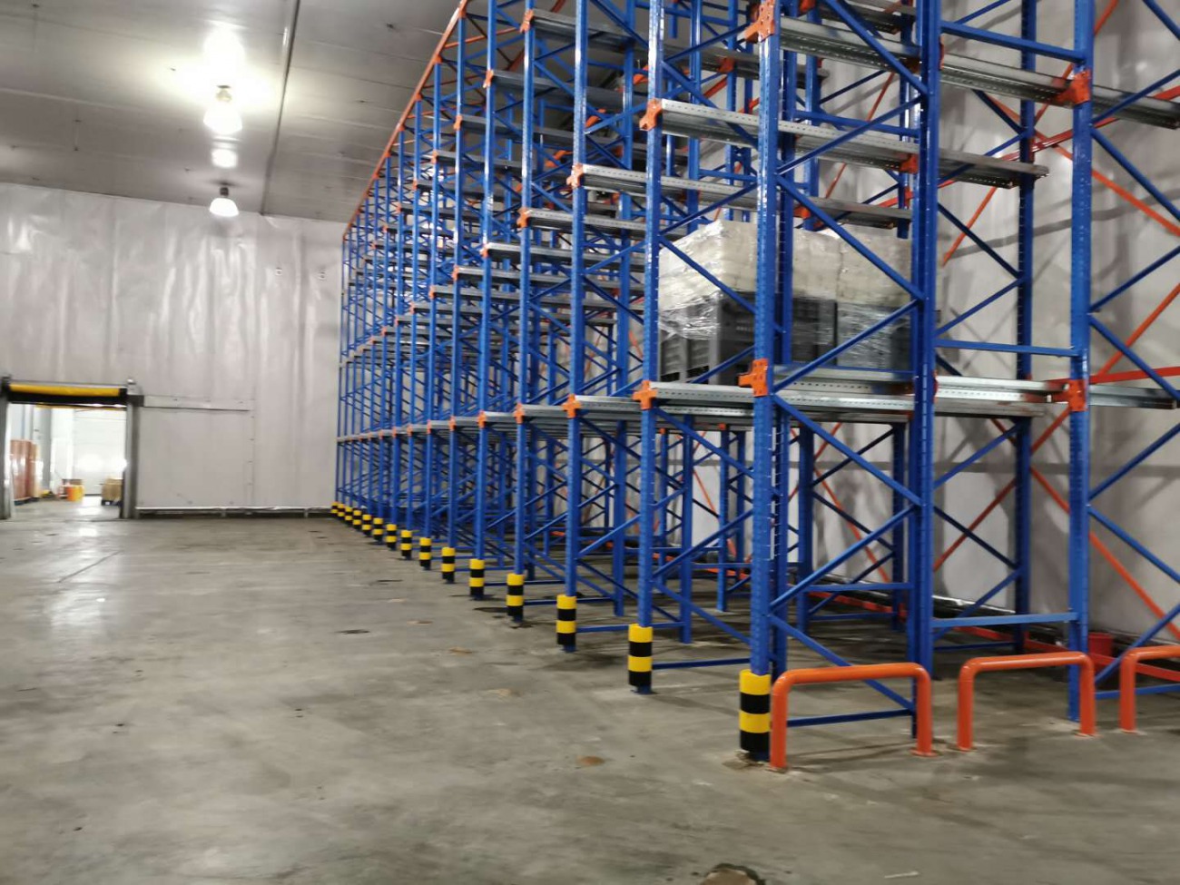 冷库用什么货架比较好？两种类型货架均可满足